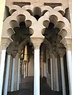Arcos polilobulados entrelazados en la Alcazaba de Málaga en España (siglo XI)