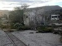 Restos supervivientes de una terminal en el interior del predio con una vía al costado y con su andén aun intacto.