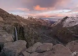 Cascada Invertida en el Valle de Los Cóndores, zona de excursionismo de Alto El Maule en verano.