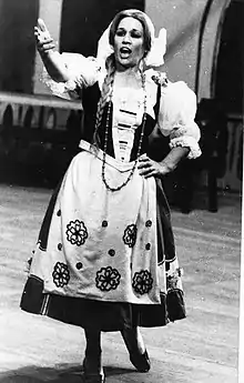 Amneris Perusín como Micaela en la ópera Carmen de Bizet, en el Teatro Argentino de La Plata, año 1974. (Derechos de imagen cedidos por el Archivo Histórico Artístico del Teatro Argentino de La Plata).-