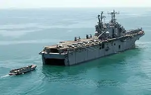 Una LCU que irradia el USS Belleau Wood frente a Kuwait