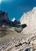 Canal de Ezkilar sakona o Artaungo sakona. A la derecha la pared este y al fondo el ojo de Bentanetan.