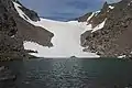 Vista de  Andrews Tarn en la base del glaciar Andrews en el Parque Nacional de las Montañas Rocosas (Estados Unidos).