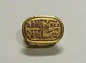Anillo de sello; 664–525&nbsp;AC; oro; diámetro: 3 × 3.4&nbsp;cm; British Museum (Londres)