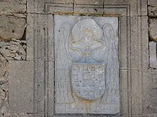 Representación del escudo Gran Maestre Pierre d'AubussonLa inscripción del año 1494.