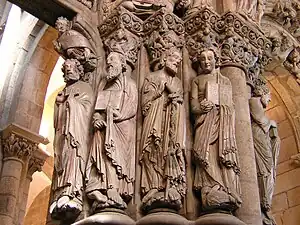 Pórtico de la Gloria de la catedral de Santiago de Compostela, del Maestro Mateo, que inicia la transición del hieratismo románico a la sensibilidad del gótico ya en la segunda mitad del siglo&nbsp;XII (1168-1188).