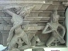 El Pedestal de los Bailarines de Trà Kiệu presenta esta apsará o bailarina y gandharva o músico.