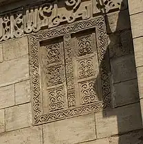Imagen tallada de puertas, en la mitad izquierda de la fachada.