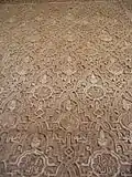 Patrón sebka relleno con otros motivos en la decoración tallada en estuco de la Alhambra de Granada, España (siglo XIV)