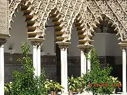 Arcos polilobulados en el Patio de las Doncellas de estilo mudéjar en el Alcázar de Sevilla en España (siglo&nbsp;XIV)