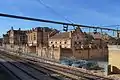 El edificio como se ve desde la estación de ferrocarril.