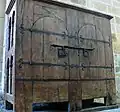 "Armoire d'Aubazine" con cerraduras y bisagras de hierro forjado, el "armoire litúrgico" (Conditiora) más antiguo de Francia (probablemente de principios del siglo&nbsp;XIII.