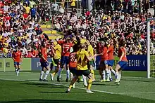 La arquera chilena Tiane Endler salta entre las jugadoras chilenas y australianas para parar una pelota