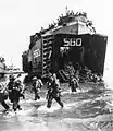 Aterrizaje de la 24.ª Brigada de Infantería australiana desde el USS LST-560 en Maeda-shima, 10 de junio de 1945.