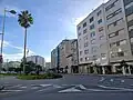 Tramo central de la avenida con uno de sus hoteles a  la derecha