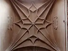 Bóveda barroca capilla de los condes de Montesclaros. Se encuentra en la iglesia parroquial de Torres de la Alameda. La bóveda tiene una nervadura ondulada que indica la transición de las formas más rígidas del renacimiento a un barroco castellano sobrio.