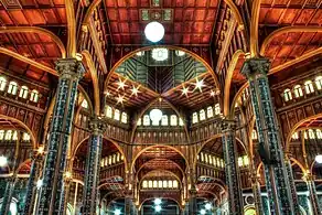 Vista interior de la Basílica de los Ángeles, Cartago, Luis Llach, 1890. Muestra del uso de materiales y artesanía locales en un eclecticismo bizantino.