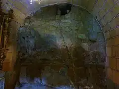 Roca en la cripta sobre la que fueron depositados inicialmente los cuerpos de los Santos Hermanos Mártires