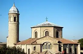 Tambor octogonal de la iglesia de San Vital en Rávena (siglo&nbsp;VI)
