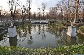 Estanque norte, decorado con estatuas de Atalante e Hippomène, ordenadas por Luis XIV para el jardín del castillo de Marly, esculpidas en 1705 por Lepautre y Coustou el Viejo.