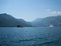 Gospa od Škrpjela se ve al fondo.