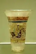 Jinete en un vaso de vidrio decorado (Siria, siglo&nbsp;XIII).