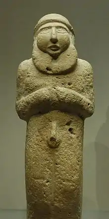 Estatuilla de un hombre barbudo, probablemente un rey-sacerdote, en piedra caliza. Período de Uruk, año 3300&nbsp;a.&nbsp;C., Museo del Louvre