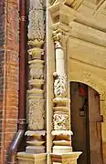 Bernuy: columnas de candelabro.