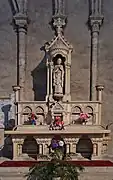 Altar del transepto sur con la estatua del Sagrado Corazón.