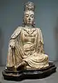 Bodhisattva Avalokiteśvara (Guanyin) sentado en posición de relajación. Madera con rastros de policromía, H. 84 cm. Comienzo Ming (1368–1644). &nbsp;