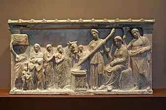 Relieve votivo de mediados del siglo IV&nbsp;a.&nbsp;C. con la ofrenda de una familia. En esta ocasión, los dioses representados son Artemisa, Apolo y Leto.