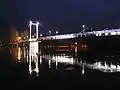 Vista nocturna de un puente sobre el río Ural (Oremburgo)