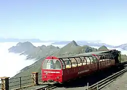 La estación de la cumbre sobre las nubes ("mar de niebla") durante un día en agosto