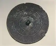 A modo de comparación: espejo de bronce tipo cultura de Qijia (?) 2200-1600 a. C.