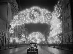 La Libertad de Oudiné como parte de la ornamentación de la Avenida de Mayo por el 12 de Octubre en 1929.