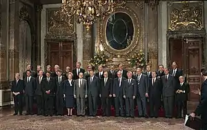 Foto de presidentes de gobierno en la sala de los espejos (1987).