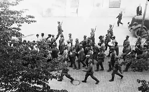 Prisioneros de guerra soviéticos escoltados por soldados alemanes en Vilna, junio - julio de 1941.