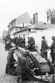Soldados alemanes ensamblando un Goliath Sd. Kfz. 303 durante el Alzamiento de Varsovia de 1944.