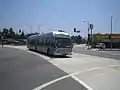 Un autobús de la Línea naranja en la intersección de Burbank Boulevard y Fulton Avenue.