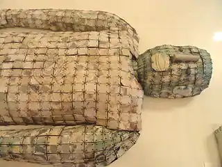 Detalle de un traje funerario de jade con hilo de cobre en el George Walter Vincent Smith Art Museum en Springfield, Massachusetts.