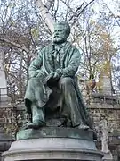 Estatua de Edmond About, decorando su sepultura en el cementerio de Père Lachaise en París.