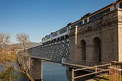 Puente internacional de Valença a Tuy, se ve un tren de CP cruzando hacia España.