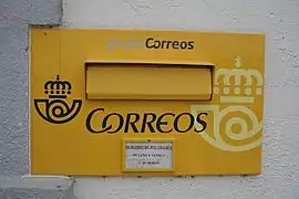 Buzón moderno, en Lovios o Lobios, Galicia, España.