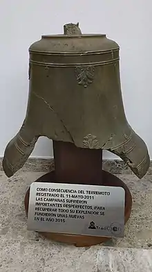 Campana dañada en los seísmos.