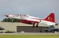 NF-5B de los Turkish Stars despegando.