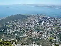 Ciudad del cabo, Signal Hill, bahía de la Mesa y Robben Island vistas desde la estación de cable superior del teleférico de la Montaña de la Mesa.