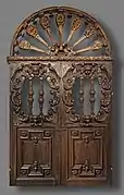 Estas hojas de madera tallada acompañaban a la puerta del Gran Consistorio (1553) y se pueden ver en el Museo Paul Dupuy.