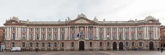 El Capitolio alberga el Ayuntamiento (fachada del siglo&nbsp;XVIII).