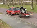 Civic con un carro de remolque
