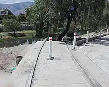 Carril de tranvía en dirección al río Rocha y áreas verdes.